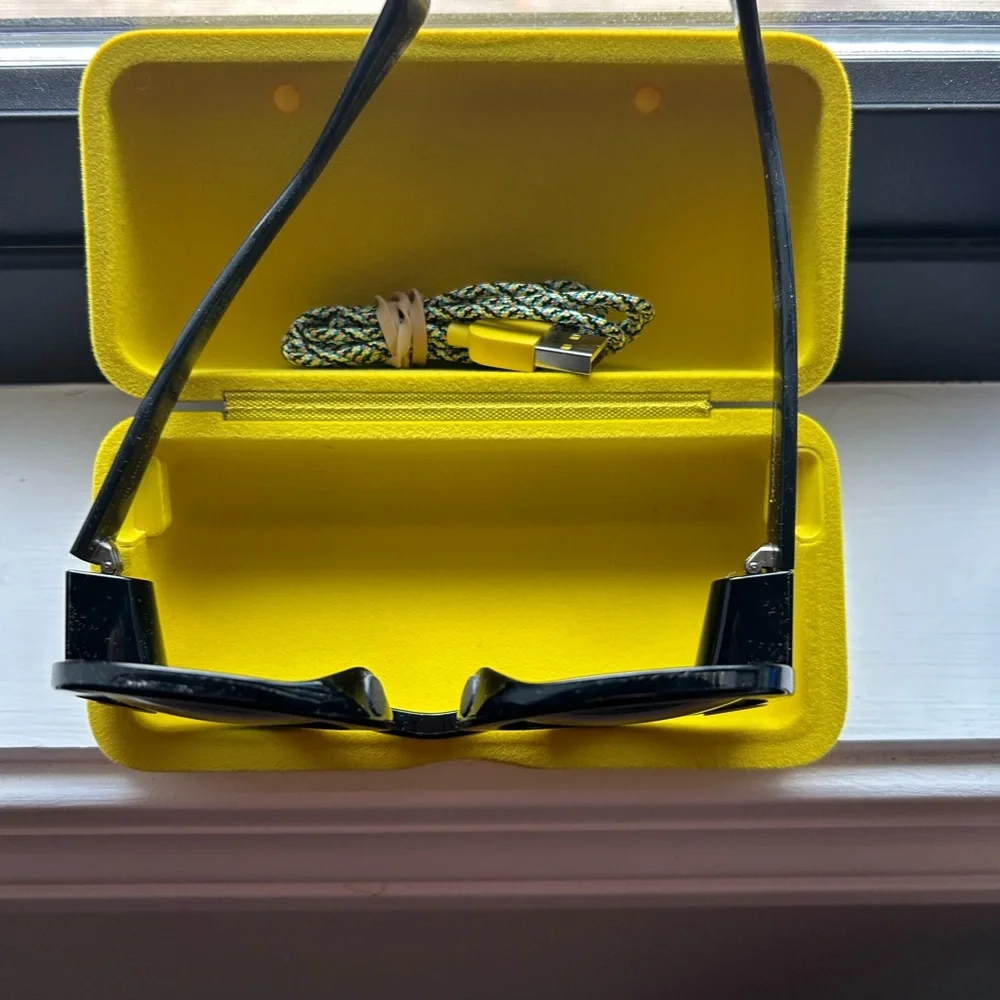 Snapchat Gen 1 Spectacles Black with Yellow Case and Charger